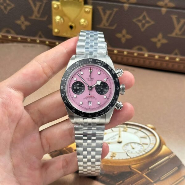 Dong-Ho-Tudor-Black-Bay-Chronograph-Replica-11-Mat-Hong-Day-Kim-Loai-Nha-May-ZF-41mm-12.jpg