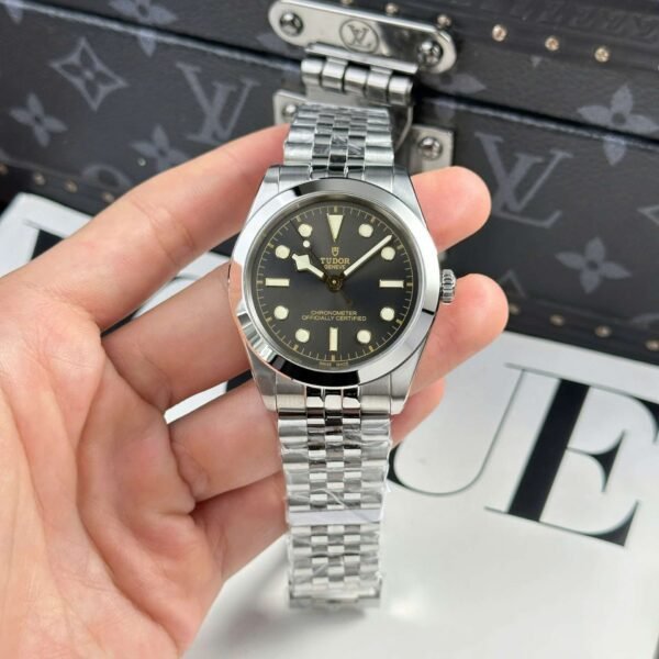 Dong-Ho-Tudor-Black-Bay-M79660-Replica-11-Nam-Day-Jubilee-Nha-May-KR-39mm-2.jpg