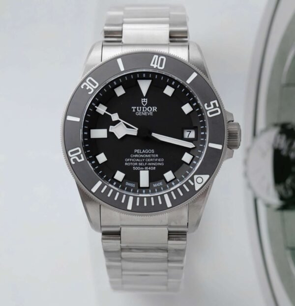 Dong-Ho-Tudor-Pelagos-25600TN-Replica-11-Mat-Den-May-Co-Thuy-Sy-Nha-May-VS-42mm-5.jpg