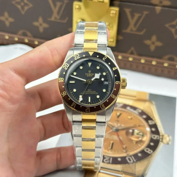 Dong-Ho-Tudor-Replica-11-Black-Bay-GMT-SG-M79833MN-Mat-Den-Day-Kim-Loai-Xuong-ZF-41mm-12.jpg.webp